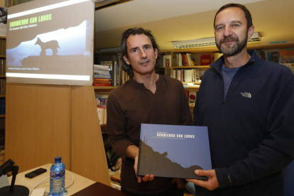 Andoni Canela, junto a José Luis García Lorenzo, ayer en León donde presentó su libro.