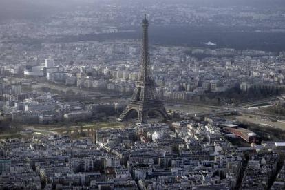 Foto aérea de la Torre Eiffel de París.