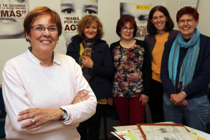 La presidenta de ADAVAS, Carmen Carlón, con el resto de las componentes de la ONG, en su sede de León
