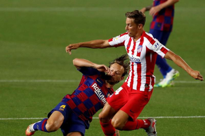 Marcos Llorente se lleva el balón ante el centrocampista croata del FC Barcelona Ivan Rakitic. ESTÉVEZ