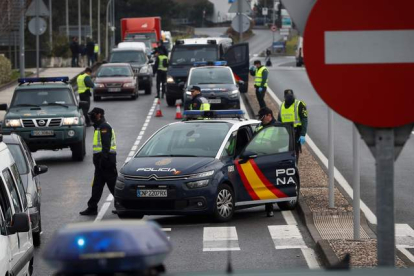 Control policial, ayer en la frontera de Behobia, entre España y Francia.