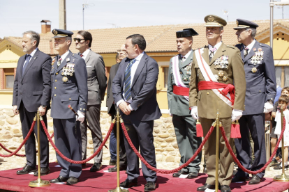 Autoridades civiles y militares presenciaron el acto de Jura de Bandera para personal civil. DL