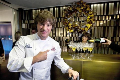 El cocinero de Àbac celebra la consecución de su tercera estrella Michelin