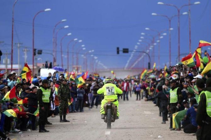 El piloto argentino José Julián Kozac llega a la meta de la quinta etapa, en Oruro.