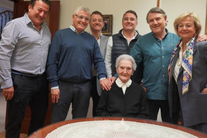 La hermana Lucina rodeada de los familiares que este jueves compartieron su centenario en la comunidad de Santa Joaquina Vedruna de personas mayores de las Carmelitas. J. NOTARIO