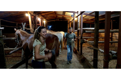 Inés y Marco en su caballeriza de Salas de la Ribera antes de salir. M.F.