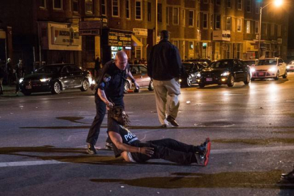 Un hombre detenido durante las protestas de este sábado en Baltimore, Maryland.