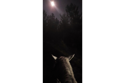 El caballo enfila la cima con la luna llena de agosto y primera madrugada de septiembre. M.F.