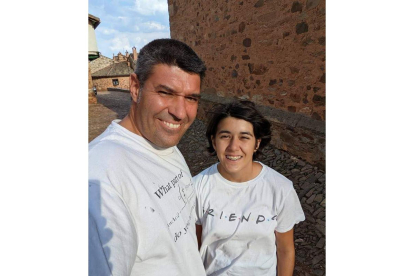 El ingeniero, con su hija en una de las temporadas que pasan en Castrillo. DIARIO DE LEÓN