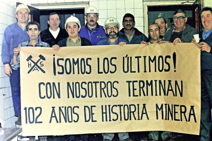 Los últimos mineros de Hulleras de Sabero sostienen la pancarta de despedida. DL