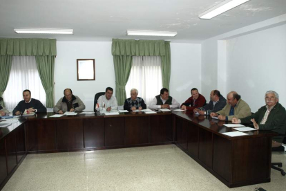 Los alcaldes del parque regional de Picos, en la reunión de ayer en Riaño.