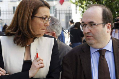 La portavoz del PSOE, Soraya Rodríguez, habla con el diputado del PSC Miquel Iceta, este martes en Madrid.