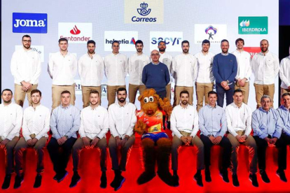 La selección española visita la sede del Comité Olímpico Español antes de iniciar mañana su andadura en el Mundial de Alemania y Dinamarca. EMILIO NARANJO