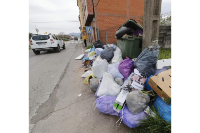 Tras 10 días de huelga, el problema de la basura es evidente. L. DE LA MATA