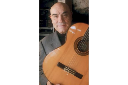 Manolo Quijano con su inseparable guitarra.