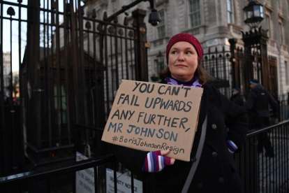 Una mujer pide la dimisión de Boris Johnson. ANDY RAIN