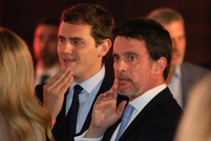 El presidente de Ciudadanos, Albert Rivera, junto al exprimer ministro francés Manuel Valls, el día de Sant Jordi, en Barcelona. / FERRAN NADEU