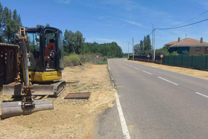 Las obras en la entrada del pueblo desde Valencia de Don Juan para el carril bici. DL