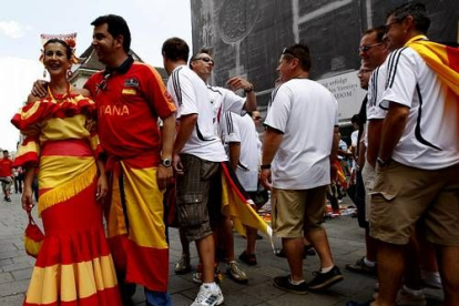 El colorido de la hinchada española superaba al desplegado por la germana.