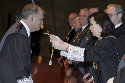 Luis Ortega recibe la medalla de magistrado del Constitucional de la entonces presidenta del tribunal, María Emilia Casas, durante su toma de posesión en enero del 2011.