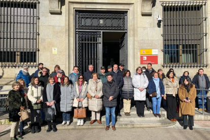 Minuto de silencio convocado en la subdelegación del Gobierno en León contra el útlimo caso de violencia machista, en Valladolid.  A. C.