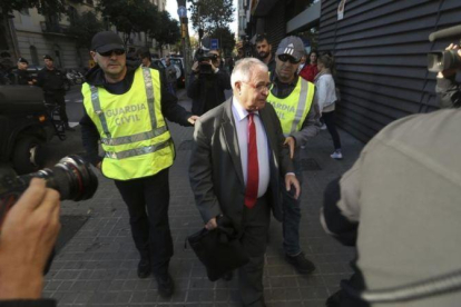 Andreu Viloca, extesorero de CDC, con agentes de la Guardia Civil durante el registro de la sede, en octubre pasado.
