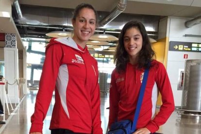 Carolina Rodríguez y Sara Llana, ayer en el aeropuerto de Madrid