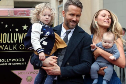 Ryan Reynols, con su esposa y sus dos hijas, en el paseo de la fama de Hollywood.