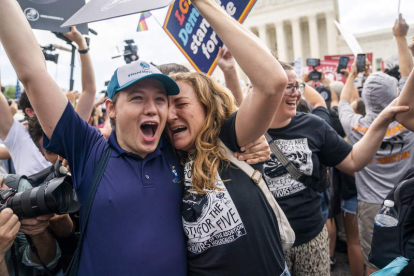 Manifestantes antiabortistas celebran ayer en Washington la decisión del Supremo. SHAWN THEW