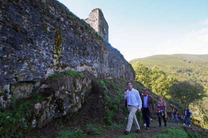El director general de Patrimonio Cultural, Enrique Saiz (I), visita la rehabilitación llevada a cabo en el Castillo de Sarracín en la localidad de Vega de Valcarce