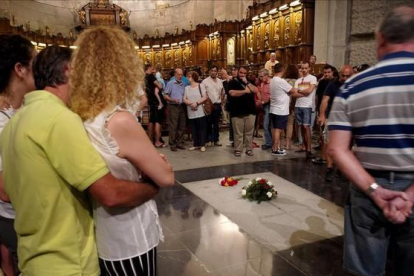 Decenas de visitantes rodeaban la tumba de Francisco Franco este miércoles al término de la misa diaria por los caídos