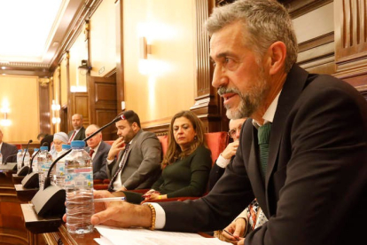Carmelo Alonso, en primer término, en el último Pleno, con el leonesista Valdeón al fondo. RAMIRO