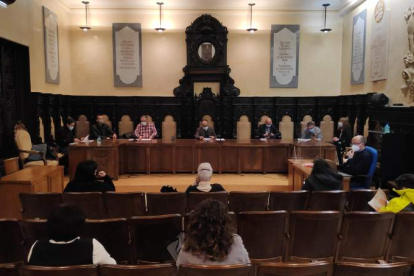 Instante del Pleno extraordinario celebrado ayer en el Ayuntamiento de Astorga. A. RODRÍGUEZ