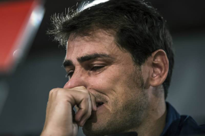 El guardameta español Iker Casillas despidió este domingo entre lágrimas una etapa de 25 años en el Real Madrid, club que le "ha dado todo" y en el que ha "vivido momentos únicos e irrepetibles".
