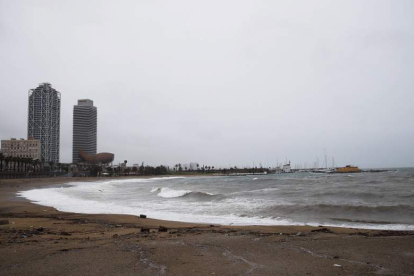 La playa de Barcelona, barrida por el temporal. ALEJANDRO GARCÍA