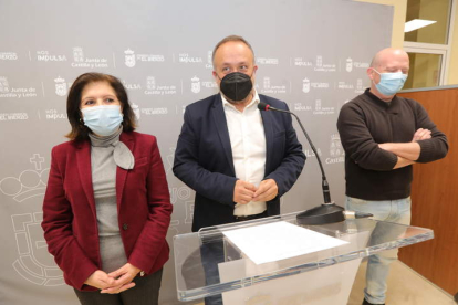 Misericordia Bello, Gerardo Álvarez Courel y Pablo Linares, presentaron la nueva campaña del Banco de Tierras. L. DE LA MATA