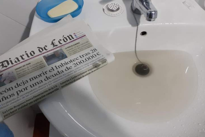 Imagen del agua en una casa de Espinoso con el periódico del día. DL