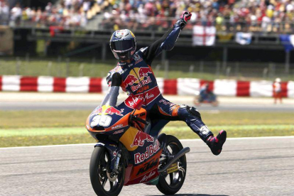El español Luis Salom (Red Bull KTM Ajo), tras ganar el Gran Premio de Cataluña, por lo que se coloca líder del Mundial de Moto3 por delante de sus compatriotas Maverick Viñales, que hoy ha sido tercero, y Alex Rins, segundo.