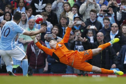 Agüero transforma un penalti en el partido entre el Manchester City y el Stoke.