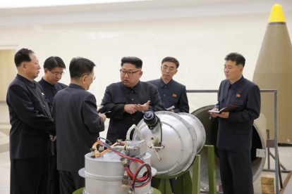 El líder de Corea del Norte Kim Jong-un inspecciona una nueva bomba de hidrógeno.