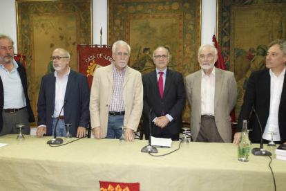 Foto de familia de los escritores y familiares de Santos Alonso, en la Casa de León en Madrid.