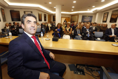 Victorino Martín hijo, ayer durante la conferencia que ofreció en el Club de Prensa de Diario de León. MARCIANO