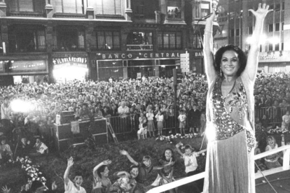 Lola Flores, durante la actuación en la plaza de Santo Domingo en las Fiestas de San Juan y San Pedro. CÉSAR