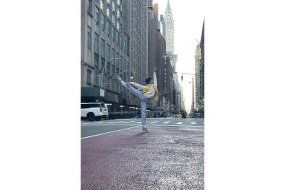 Jorge García Lamelas bailando en una calle de Nueva York, con el edificio Chrysler al fondo. DL