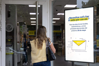 Una joven pasa por delante de un cartel explicativo. RAQUEL MANZANARES