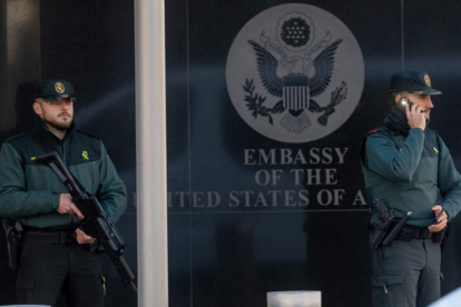 Agentes de la Guardia Civil en la embajada de EE UU en Madrid ayer, donde el Tedax detonó el sexto sobre sospechoso. FERNANDO VILLAR