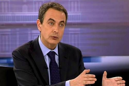 Zapatero, con una corbata azul, ha llegado un poco retrasado pero dentro del tiempo previsto para que el debate comenzase sobre el guión pactado: a las 22.00 horas.