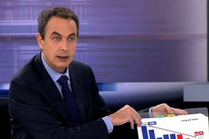 Rodríguez Zapatero se empeñó en comparar su gestión con la que desarrolló José María Aznar y tiró cuanto pudo de gráficos para demostrar que con su Gobierno ha mejorado la economía, ha bajado el paro, han subido los sueldos, ha caído la inflación y ha retrocedido la llegada de inmigrantes «sin papeles».