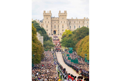 La comitiva fúnebre llega al castillo de Windsor en medio de una auténtica multitud congregada para dar el último adiós a Isabel II. En la otra foto, los reyes de España, Felipe VI y Letizia, sentados en la misma fila que Juan Carlos I y Sofía. JON ROWLEY /RTVE