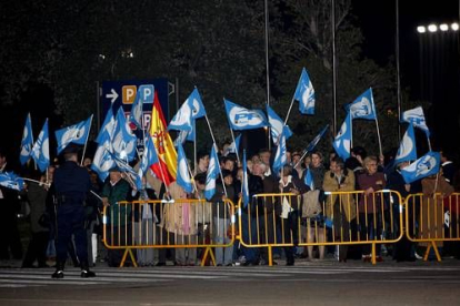 Rajoy ha contado con el apoyo en Ifema de varios simpatizantes del Partido Popular, que no han dudado en acercarse a las puertas del plató de la Academia de Televisión para dar alientos a su candidato